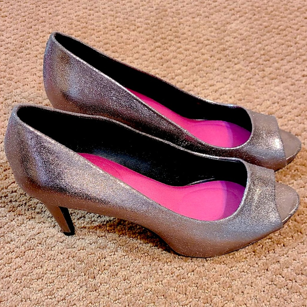 Bandolino peep toe heels